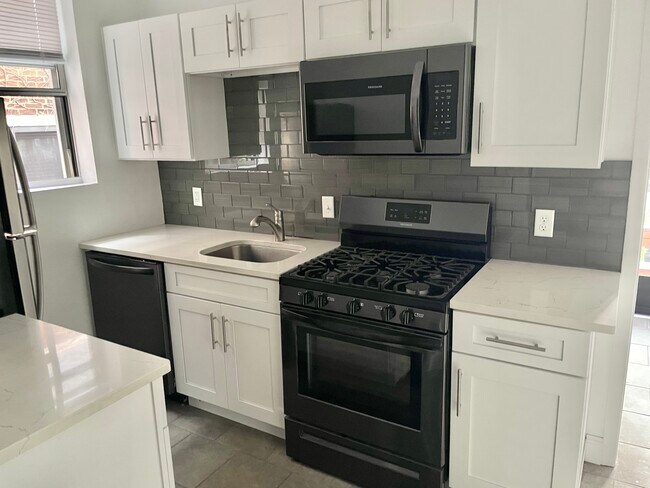 Building Photo - 1113 Linden Plz