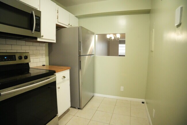 Foto del edificio - 4640 Lucerne Lakes Blvd W