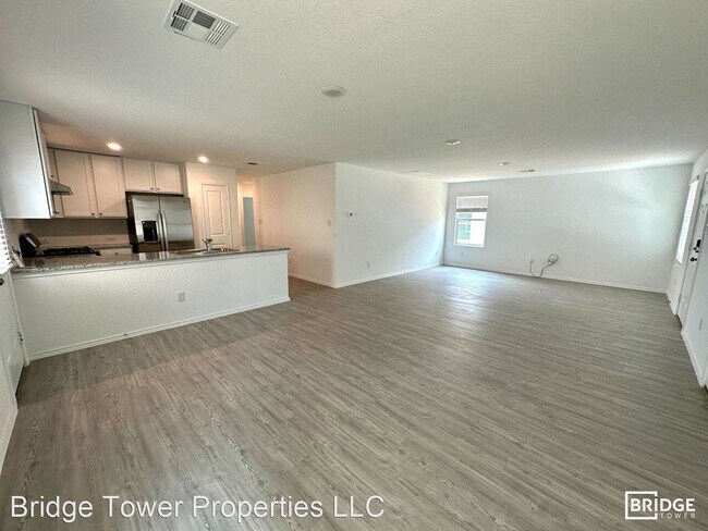 Building Photo - 3 br, 2 bath House - 2408 Lake Hills