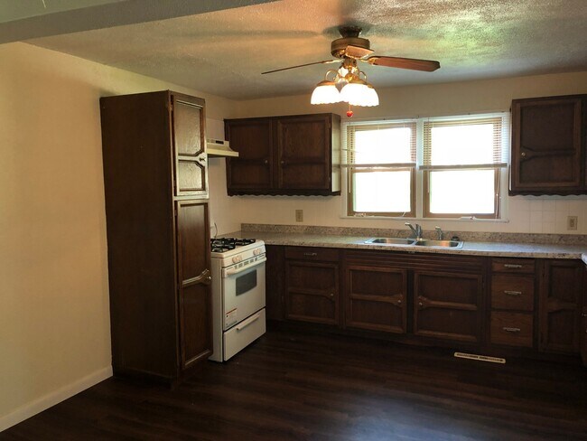 Foto del edificio - Check Out this Renovated House in a Quiet Neighborhood with a Large Yard!