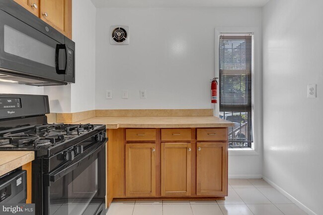 Building Photo - 1329 Riggs St NW
