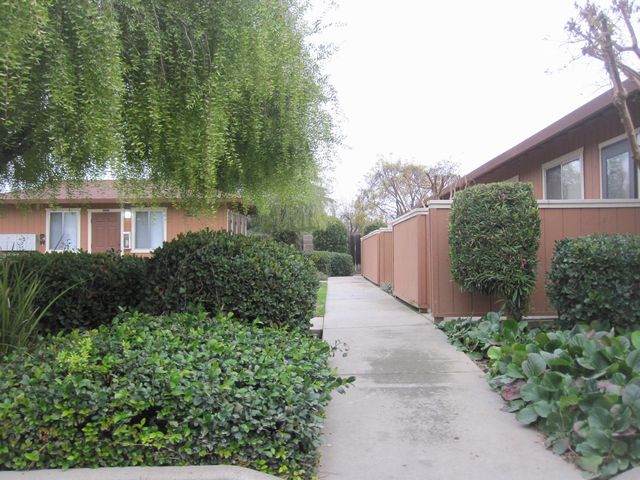 Building Photo - 1229 W Roseburg Ave