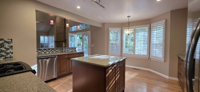 Building Photo - 572 W Jamison Pl