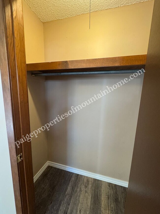 Foto del edificio - 1842 Buzzard Roost Rd