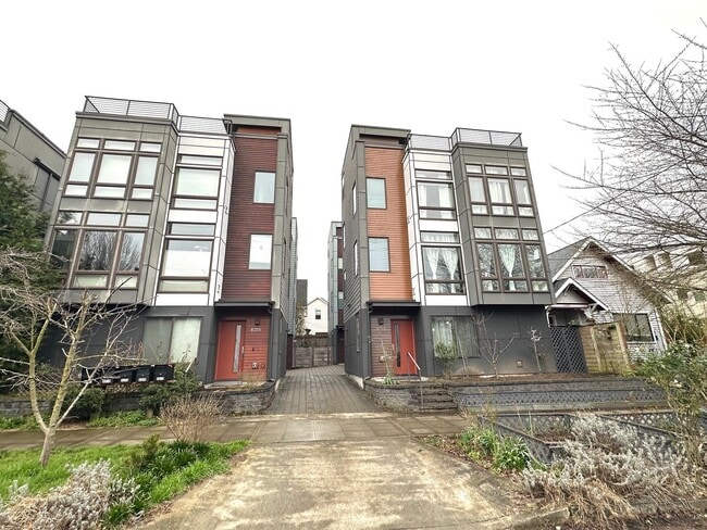 Building Photo - New Listing!! Stunning 3 Bed, 2.5 Bath, Ba...