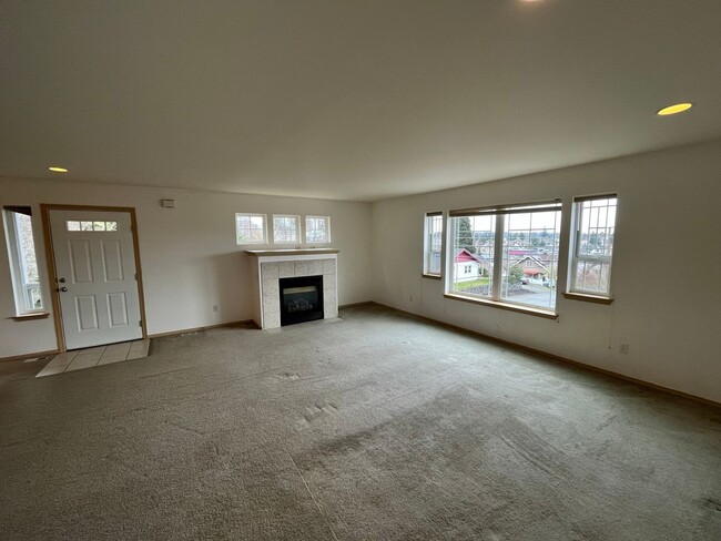 Foto del edificio - 3 Story, Large Home, Next to a Park with V...