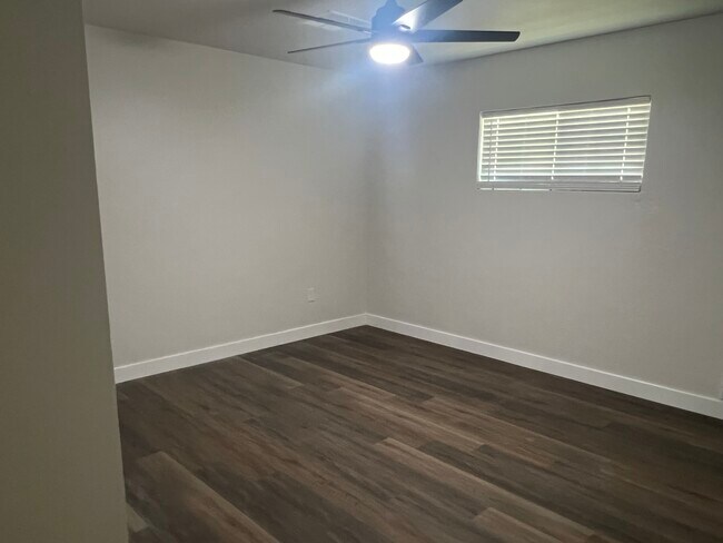 Foto del edificio - 1610 S College Ave