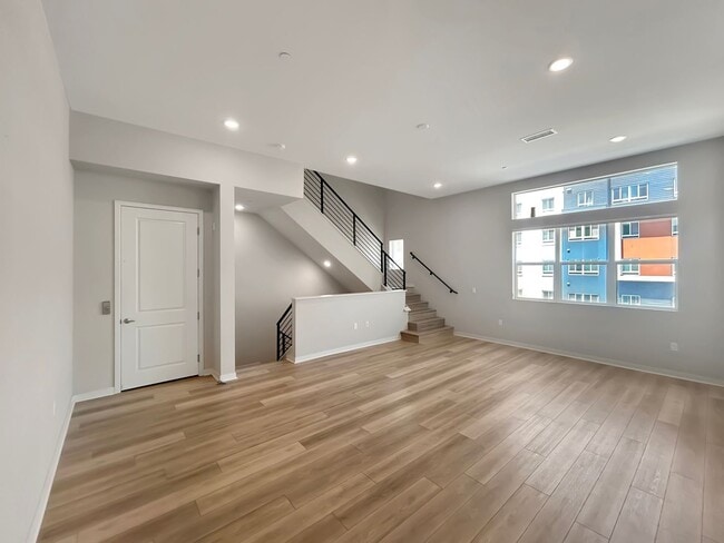 Foto del edificio - Stunning 3B/3BA 4-story Upgraded Home w/ P...