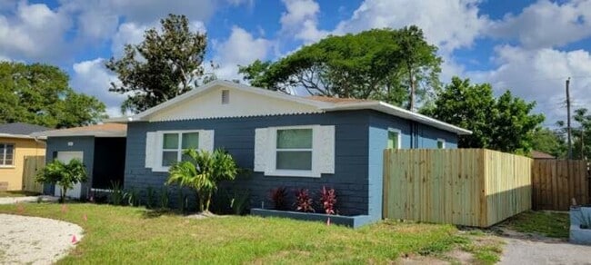 Building Photo - SPACIOUS 3 BEDROOM 2 BATH - ST. PETERSBURG, FL