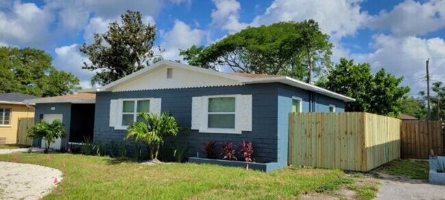 Foto del edificio - SPACIOUS 3 BEDROOM 2 BATH - ST. PETERSBURG, FL