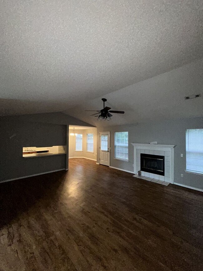 Building Photo - Charming 3-Bed, 2-Bath Home with Garage in...