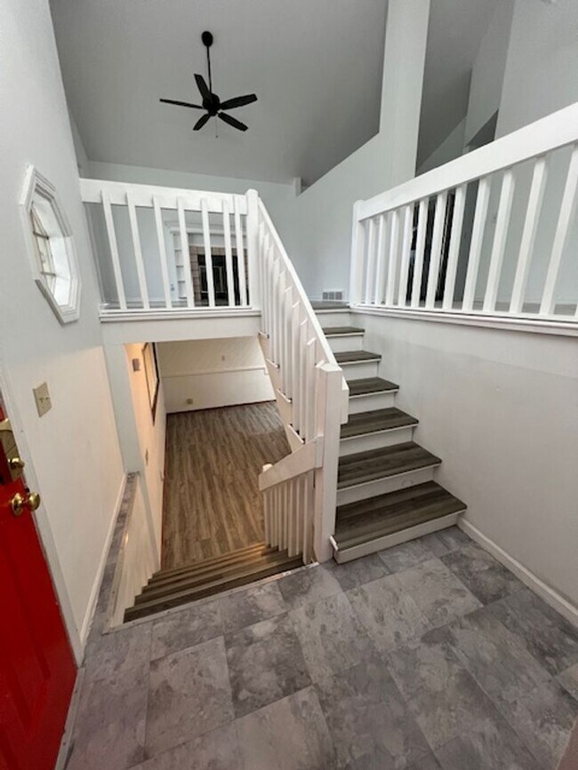 Foto del edificio - Spacious 4 Bedroom With Convenient Location!!