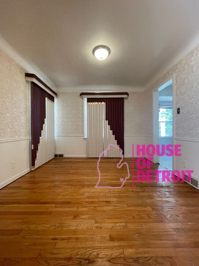 Building Photo - 3 BEDROOM 1 BATH BUNGALOW FREE PRE-SCREEN