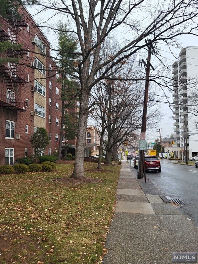 1565 Center St Unit 4E, Fort Lee, NJ 07024 Condo for Rent in Fort Lee