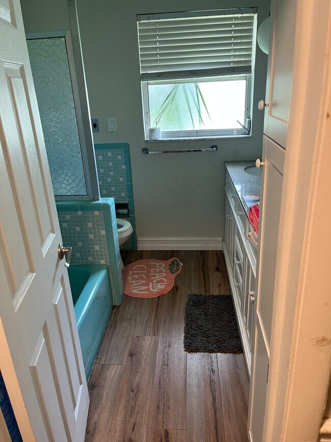 Building Photo - 1437 SE 30th St