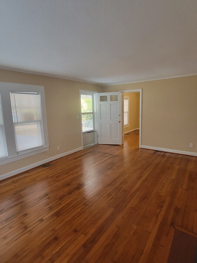 Foto del edificio - 903 Monmouth Ave