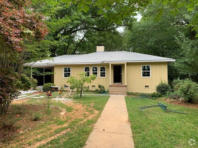 Building Photo - Super Cute Cottage 1 mile from Toomers Corner