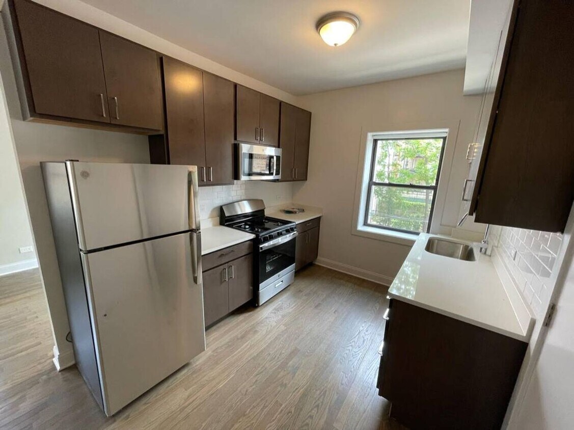Foto principal - 3400 W Fullerton Ave