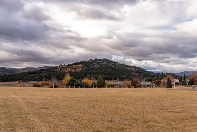 Foto del edificio - Beautiful House with 2 Wood Stoves across ...