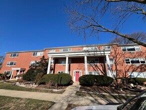 Building Photo - 560 Princeton St