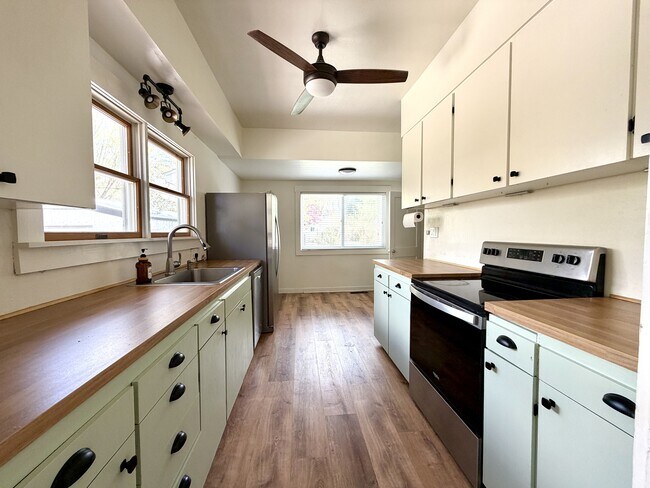 Foto del edificio - 1741 Yale Ave