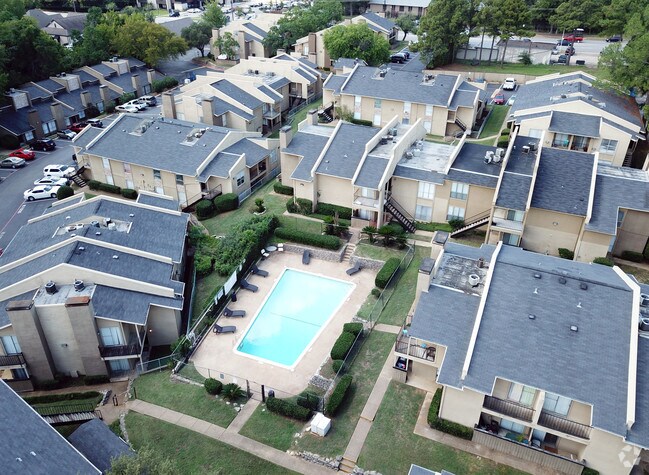 Foto aérea - Broadway Reserve Apartments – A Fresh, Revitalized Home in Tyler, TX