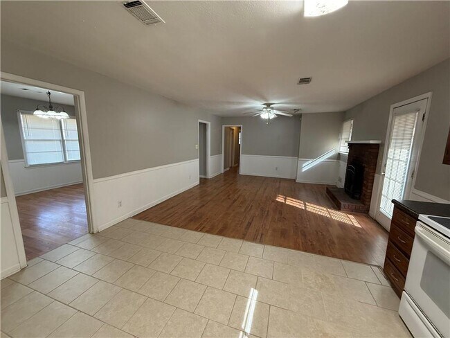 Building Photo - 481 NW Woodland Dr