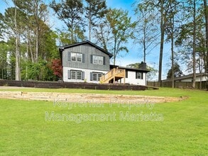 Building Photo - 651 Inglis Dr S E