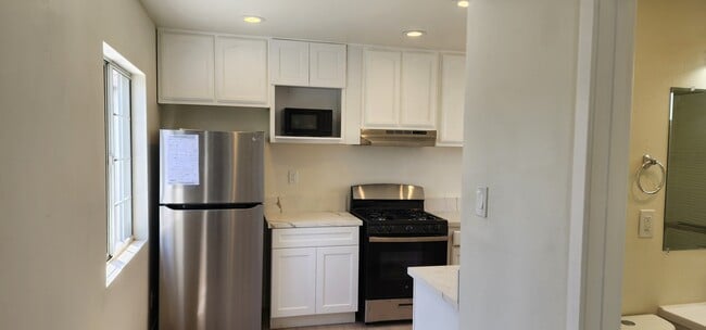 Building Photo - 950 N Kingsley Dr