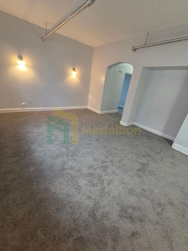 Building Photo - Bright & Spacious 2-Bedroom with Modern Up...