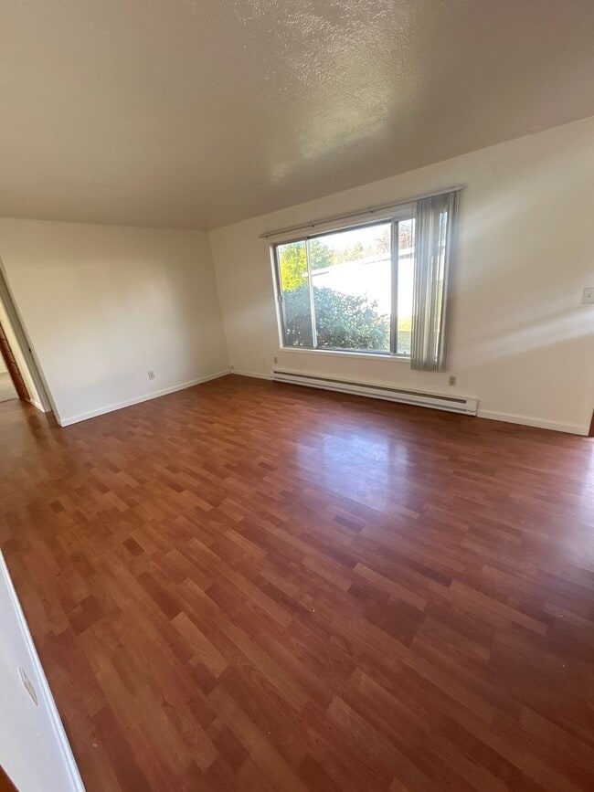 Foto del edificio - No Rent Until February!! 3 Bedroom 1 Bath House Country Feel with City Access!