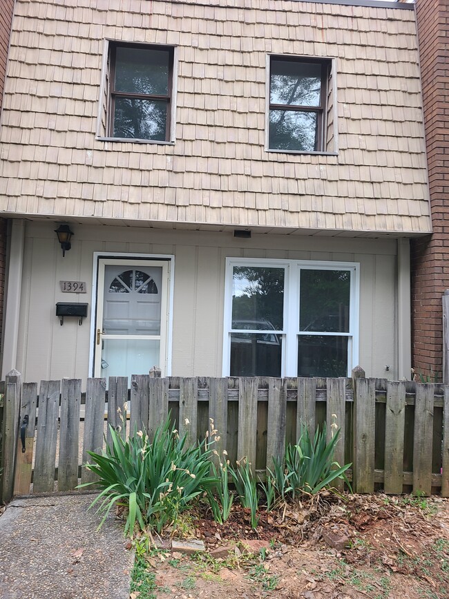Building Photo - 1394 Wood Cir S