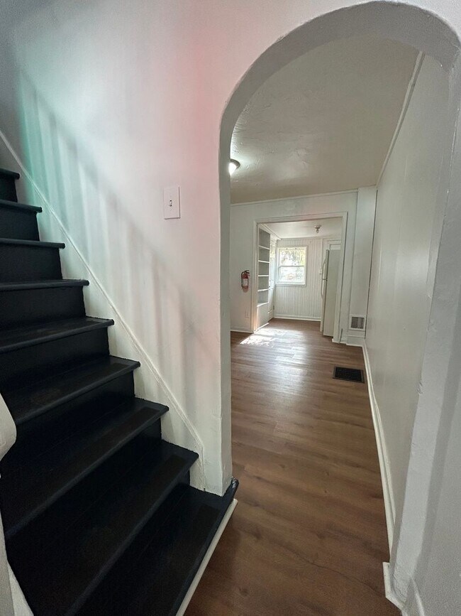 Foto del edificio - 2 bed 1 bath freshly renovated