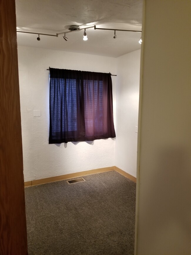 Building Photo - UNM/CNM 3 Bedroom  1 1/2 Bath Home