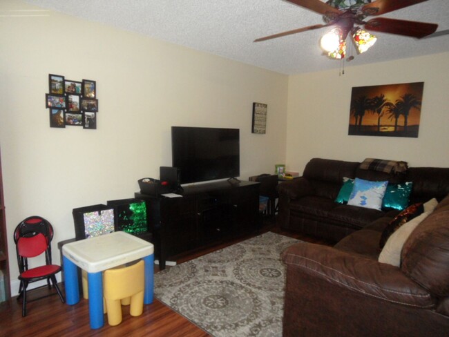Building Photo - 3B/2B Beautiful & Spacious Townhome At Dan...