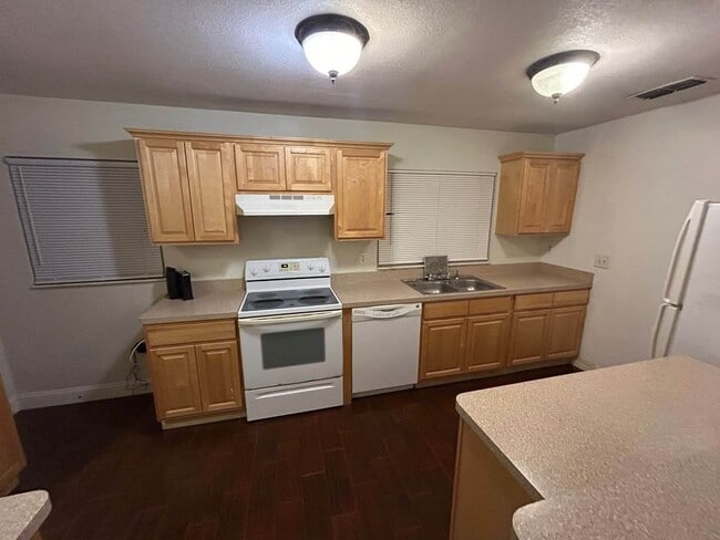 Foto del edificio - 1307 Honeytree Ln W