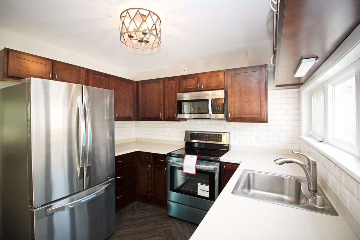 Fully renovated kitchen - 4310 Mohawk Dr