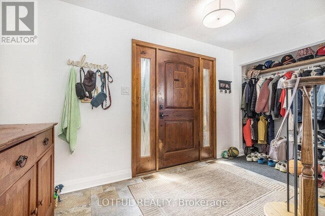 Photo du bâtiment - 6118 Voyageur Dr