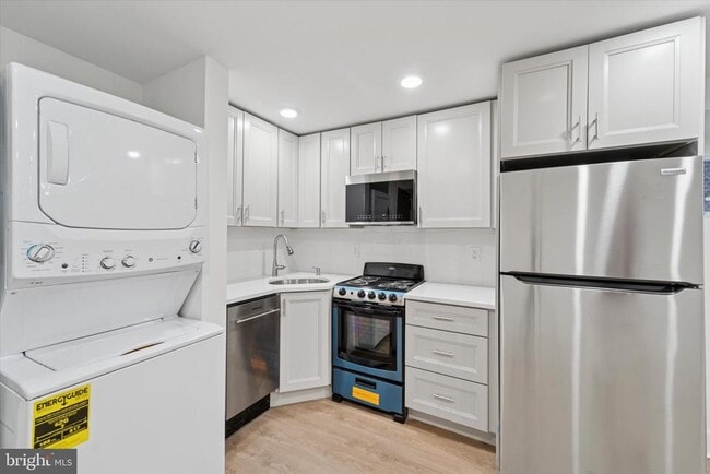 Building Photo - 812 W Roosevelt Blvd