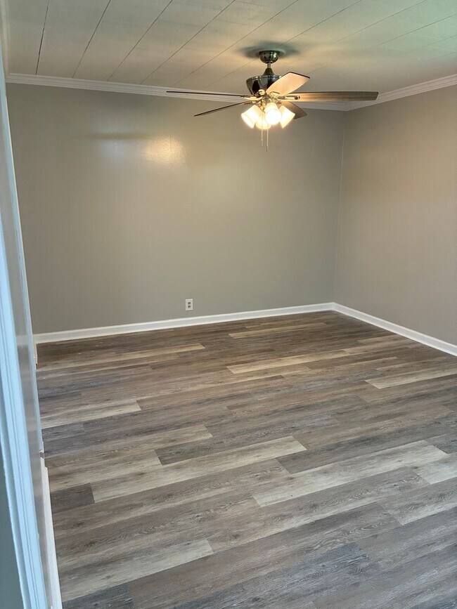 Foto del edificio - 3 Bed 2 Bath Brick Home with Additional Living Space - Newly Renovated