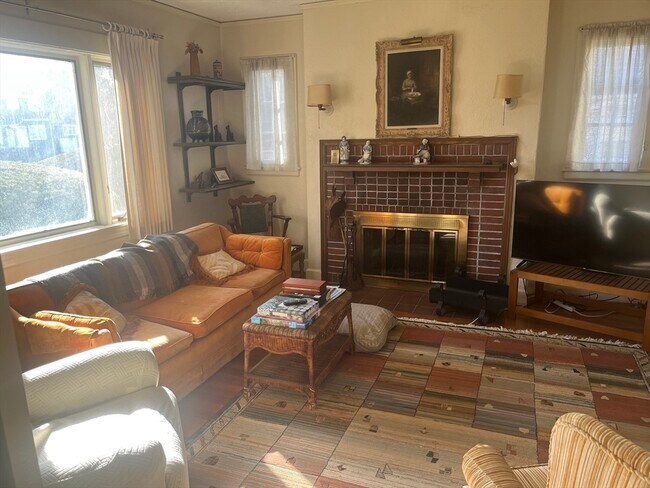 Foto del edificio - 6 Bass Rocks Rd