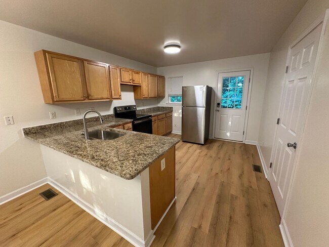 Building Photo - Spacious 3 Bedroom, 2 Bath- OPEN HOUSE THI...
