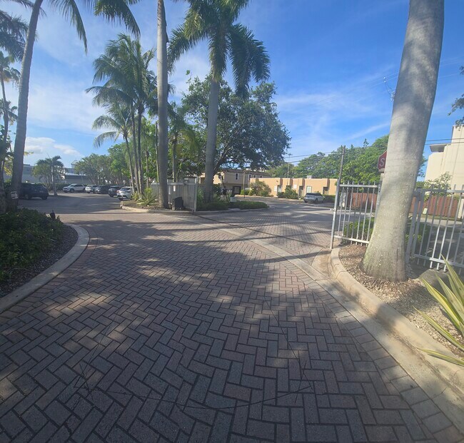 Building Photo - 8950 SW 69th Ct