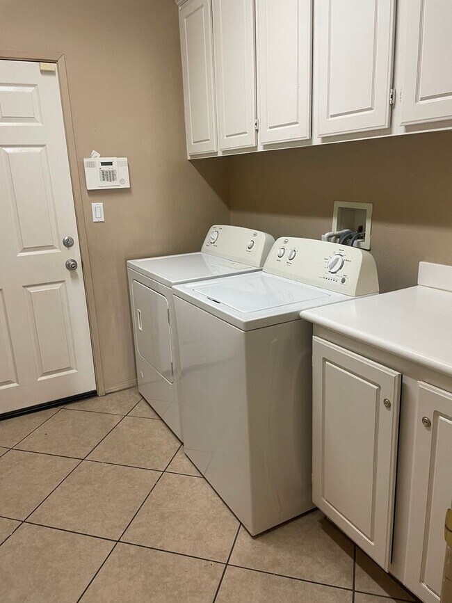 Foto del edificio - Elegant Single Story 4 Bed/3 Bath Home In ...