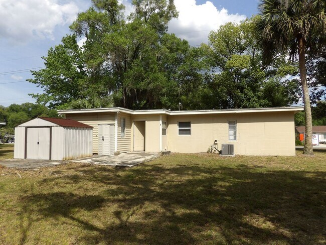 Foto del edificio - Orange City 3 Bedrooms 2 Bath 900 SQ FT Call Carole Arcaro 386-216-4900