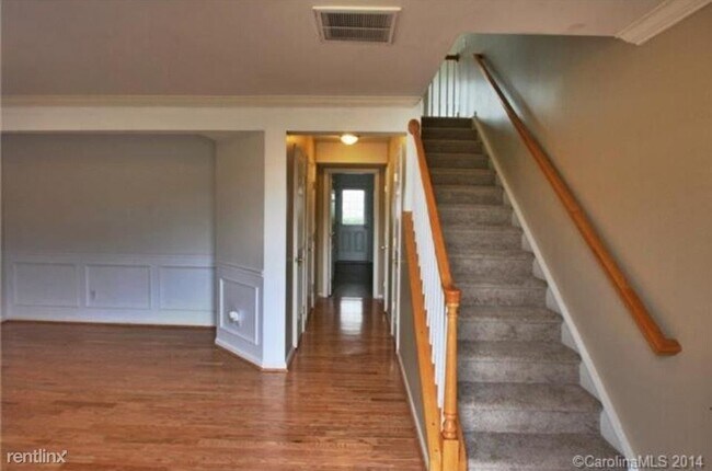 Building Photo - 2 br, 2.5 bath Townhome - 8039 Bristle Toe...