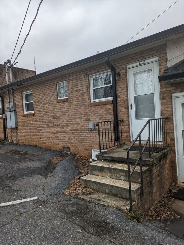 Foto principal - 2BD/1BA Townhome In Hickory