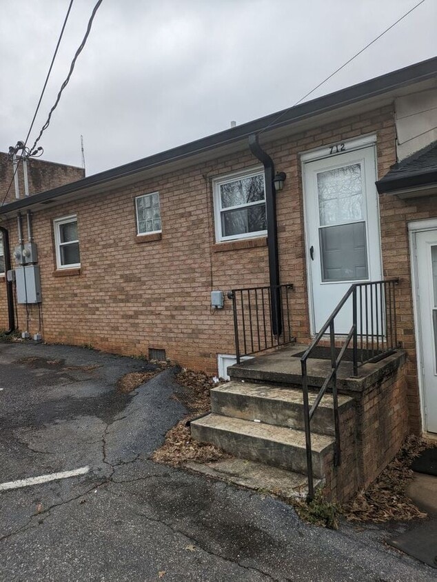 Primary Photo - 2BD/1BA Townhome In Hickory