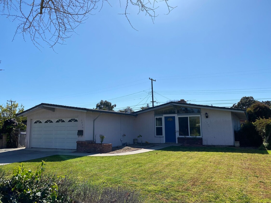 Foto principal - Charming Ranch Style 3-bed/2-bath House in...