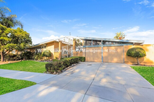 Foto del edificio - Spacious 4 Bedroom Anaheim Home
